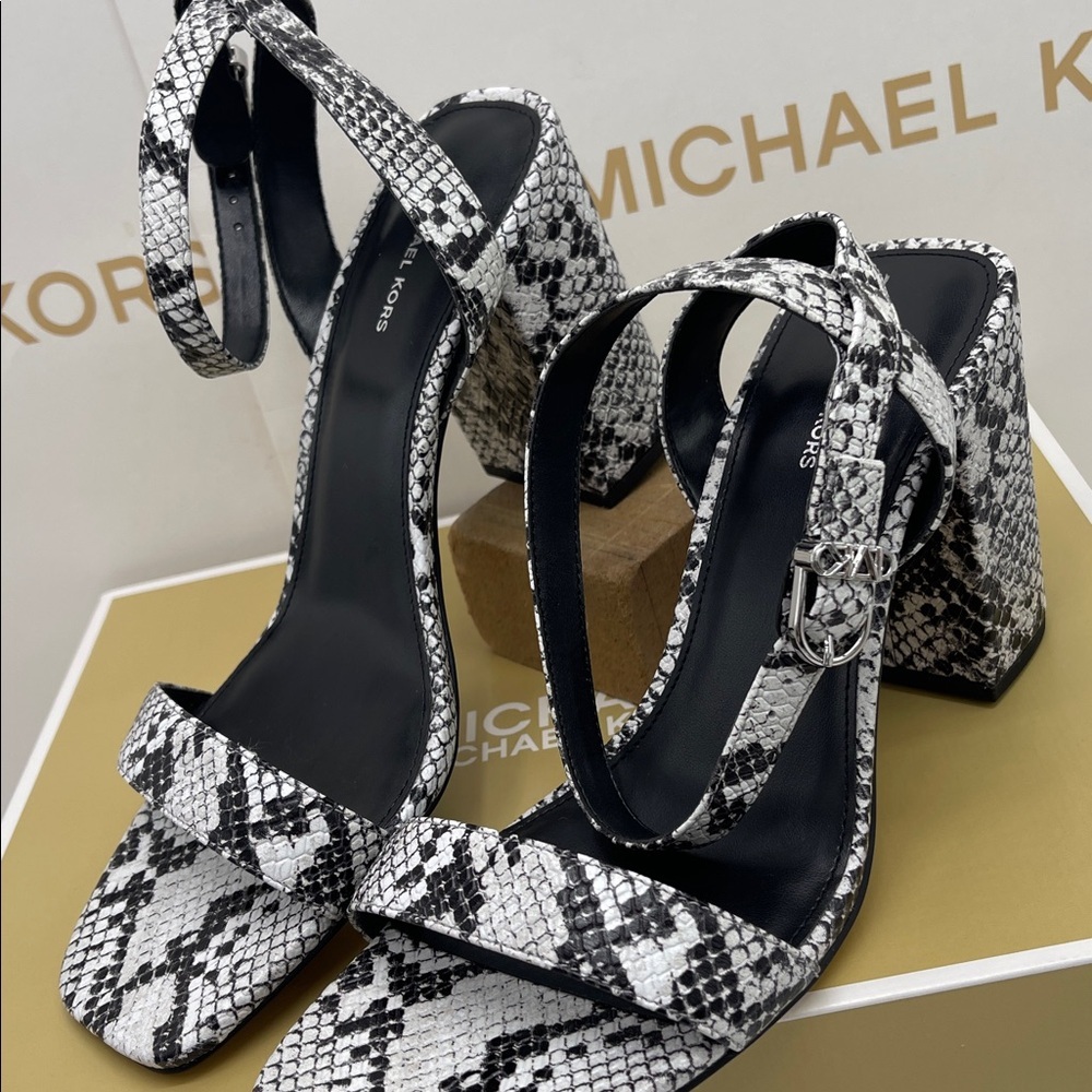 Michael Kors MERRIAM BLOCK HEEL
LEATHER
40S5MMHS1E Aluminum High Heels Snakeskin - Picture 6 of 16